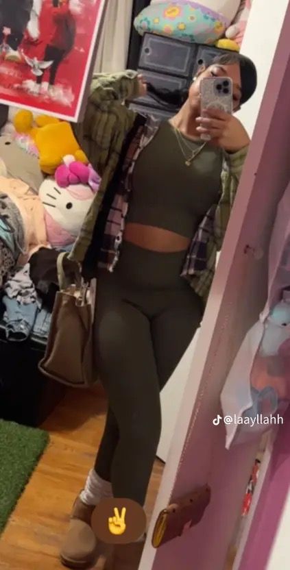 Cute Asethic Outfits, Movie Outfit Black Women, Chill Girly Outfits, Red Telfar Bag Outfit, Essentials Outfit Black Women, 66 Degree Weather Outfit, Pretty Little Things Outfits, Cute Everyday Outfits Fall, Lazy Day Fits