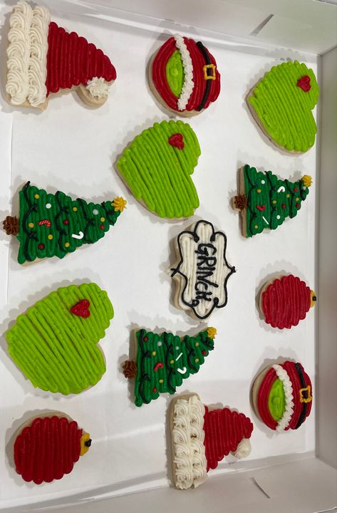 Grinch Cutout Cookies, Grinch Baked Goods, Buttercream Frosting Christmas Cookies, Holiday Cookies Decorated Buttercream, Butter Cream Sugar Cookies Christmas, Holiday Sugar Cookies Decorated, Christmas Sugar Cookies Buttercream, Grinch Sugar Cookies Decorated, Grinch Sugar Cookies