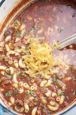 This Classic Beef Macaroni Soup is quick and easy! Beefy Tomato Soup Recipe, Beef Macaroni Soup, Macaroni Soup Recipes, Beef Macaroni, Macaroni Soup, Hamburger Soup, Soup Kitchen, Comfort Soup, Tomato Soup Recipes