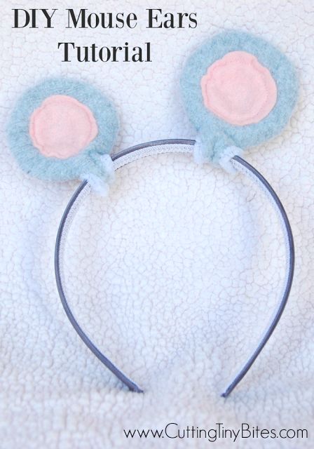 DIY Mouse Ears Tutorial. Great last minute Halloween costume or pretend play idea for kids. Sew them up in under 15 minutes! Diy Mouse Ears, Nursery Rhyme Costume, Ears Tutorial, Diy Mouse, Tiny Bites, Last Minute Halloween Costume, Halloween Class Party, Crafts And Activities For Kids, Last Minute Halloween