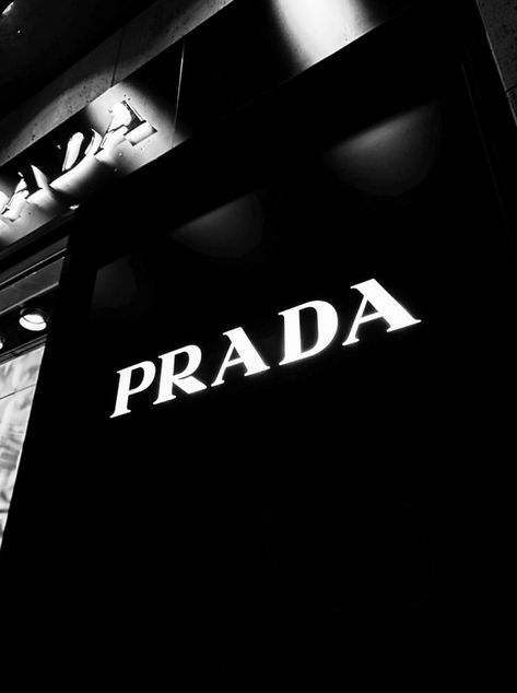 Prada Black And White Aesthetic, Dark Grunge Photos, Black Asthetics Photos, Prada Black And White, Images Terrifiantes, White Aura, Iphone Wallpaper Vsco, Black And White Picture Wall, Iconic Wallpaper