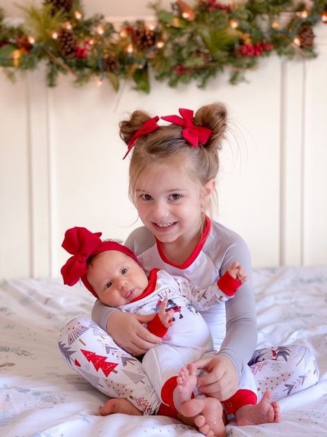 Brother And Sister Christmas Photos, Christmas Newborn Photoshoot With Sibling, Sisters Christmas Photos, Christmas Pictures Kids Sibling, Christmas Sister Photoshoot, Newborn Christmas Pictures With Siblings, Toddler And Baby Christmas Photos, Sister Christmas Photoshoot, Toddler Christmas Pictures