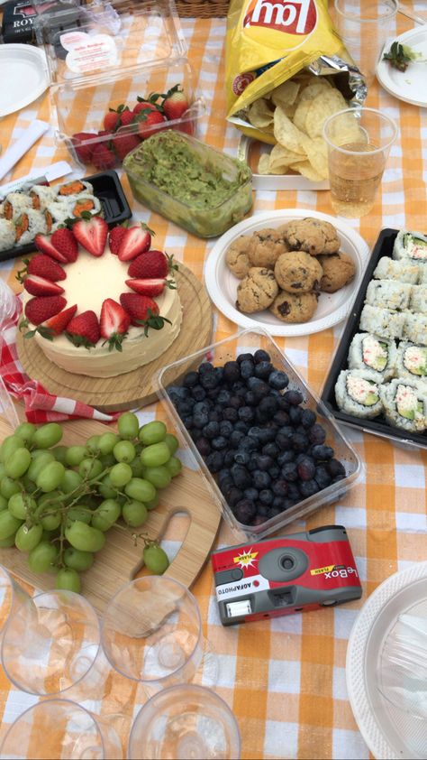 Picnic Ideas At The Beach, Cute Picnic Snacks, Sushi Picnic Aesthetic, Picnic Aesthetic Ideas, Sushi Picnic, Avocado Sushi, Picnic Date Food, Picnic Snacks, Picnic Birthday Party