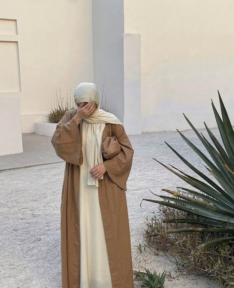 White Abaya Outfit, Elegant Abaya Designs, Winter Abaya, Eid Fashion, Modern Abaya, Abaya Fashion Dubai, Abaya Outfit, Modern Hijab Fashion, Modest Fashion Hijab