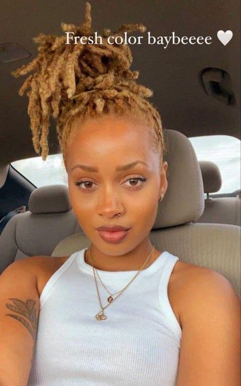 Styles Short Locs, Dreads Black Women, Short Dreadlocks, Dreadlocks Styles, Short Dreadlocks Styles, Blonde Dreads, Dread Locks, Short Locs, Twisted Hair