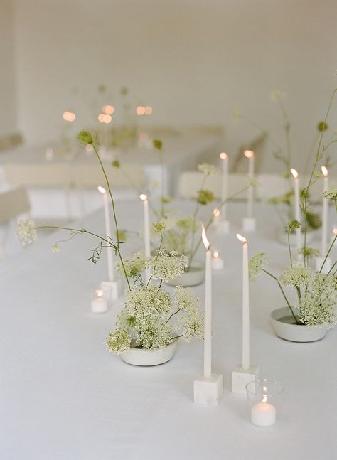 Delicate Flower Arrangement, Simple Modern Tablescape, French Farmhouse Wedding Decor, Modern Green And White Wedding, Minimal Bud Vases Wedding, Minimalism Wedding Decoration, Event Centerpiece Ideas, Wedding Table Minimalist, Traditional Wedding Flowers