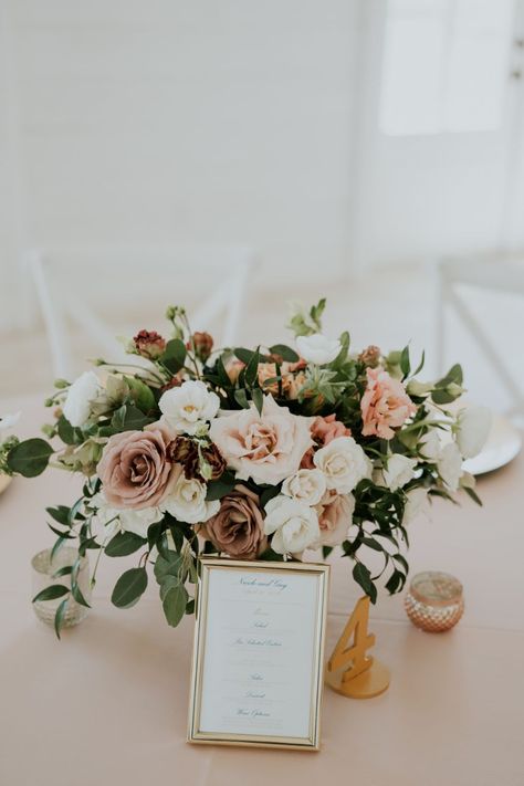 Outdoor Wedding Altars, Bridesmaid Dresses Sage, Greenery Decorations, August Wedding Colors, Sage Green Wedding Theme, Rose Wedding Theme, Dusty Rose Bridesmaid, Southern Farmhouse, Green Centerpieces