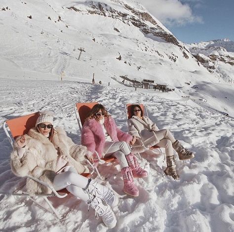 Ski Outfits For Women, Apres Ski Outfit, Apres Ski Outfits, Skiing Aesthetic, Ski Outfits, Ski Aesthetic, Apres Ski Party, Ski Bunnies, Snow Trip