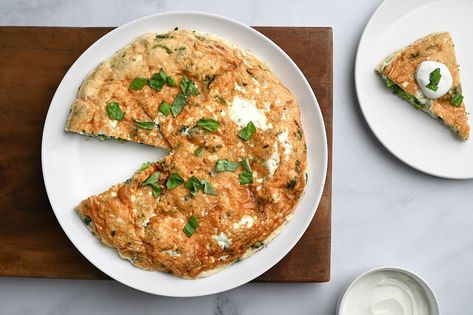 Start your day with a veggie-packed egg-white frittata. This tasty egg-white frittata recipe includes spinach, cherry tomatoes, and parmesan. Egg White Frittata, Reflux Recipes, Delicious Quiche, Acid Reflux Recipes, Frittata Recipe, Spinach Feta, Breakfast Wraps, Greek Flavors, Frittata Recipes