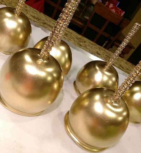 GOLD CANDY APPLES When only the best will do! Creamy Sweet Petite Treats Gold Candy Apples, Candy Buffet Ideas, Gold Candy Buffet, Halloween Candy Apples, Gourmet Candy Apples, Candy Apple Recipe, Buffet Dessert, Chocolate Covered Apples, Wilton Candy Melts