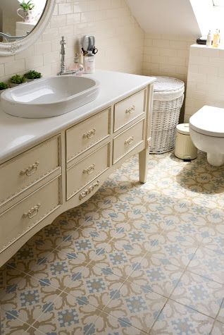 Vintage Bathroom Vanities, Styl Hampton, Bathroom Makeovers, Patterned Floor Tiles, Stunning Bathrooms, Vintage Bathroom, House Bathroom, Bathroom Styling, Bathroom Flooring