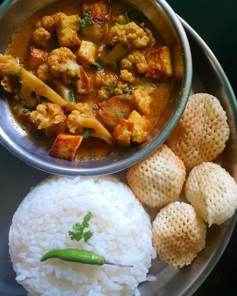 Indian food Indian Food Aesthics, Food Aesthics, Paneer Curry, Traditional Recipes, Tasty Foods, Meatless Meals, Indian Food, Traditional Food, Paneer