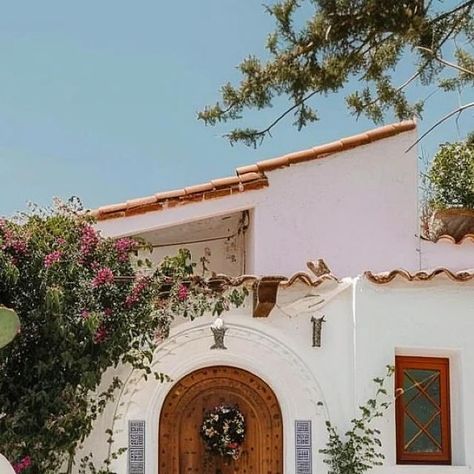 Tiny House Attractive🏠 on Instagram: "Tour through a Mediterranean Villa 🏡🌊☀️ . 🏠follow us at @tinyhouseattractive 🏠 🏠follow us at @tinyhouseattractive 🏠 🏠follow us at @tinyhouseattractive 🏠 Credits: @benmyhre ______________________ #tinyhouseattractive #tinyhouse #tinyhome #tinyhousemovement #tinyliving #homeiswhereyouparkit #tinyhomes #tinyhouselife #tinyhouseliving #tinyhousenation #architecture #travel #tinyhouses #tinyhouseonwheels #fire #tinyhousedesign #travelling #airbnb #tinyhousebuild #interiordesign #tinyhouselove #design #roadtrip" Mediterranean Tiny House, Mediterranean Villa, Tiny House Nation, Tiny House Movement, Tiny House Living, Tiny House On Wheels, Sims House, Tiny Living, Tiny House Design