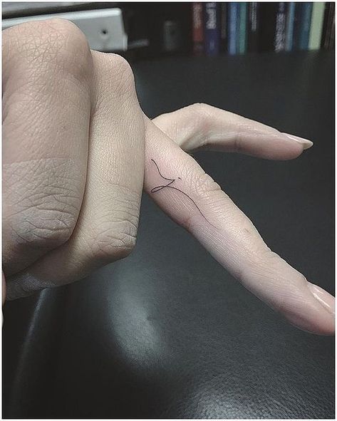 J Tattoo, Tattoo Finger, Finger Tattoo For Women, Girls With Sleeve Tattoos, Ring Finger Tattoos, Disney Tattoo, Initial Tattoo, Diy Tattoo, Small Tattoo Designs