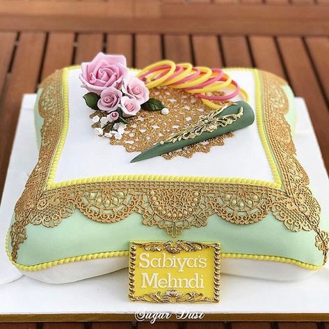 Pakistani Bride on Instagram: “Gorgeous mehndi cakes 😍😍😍 via @sugardustbyamina ✨ #pakistanibride #pakistaniweddings #asianweddings #desiweddings #weddingcakes…” Mehendi Cake, Wedding Cake Presentation, Wedding Reception Cocktail Tables, Mehndi Cake, Cake Design For Men, Celebration Desserts, Pillow Cakes, Indian Wedding Receptions, Peach Wedding Invitations