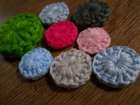 Different Crochet Stitches, Button Keychain, Crochet Button, Keychain Pattern, Diy Buttons, Crochet Buttons, Crochet Decoration, Button Holes, Round Button