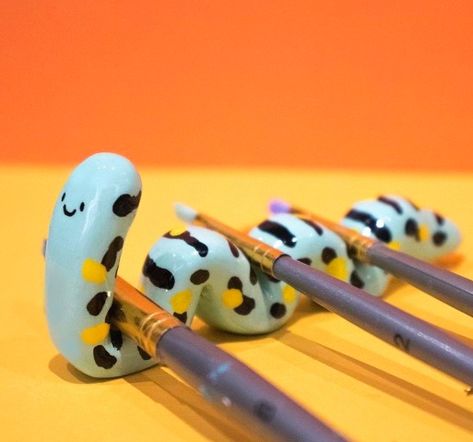 Cute Paint Brush Holder, Clay Worm For Brushes, Worm Paintbrush Holder, Clay Worm Paint Brush Holder, Clay Paint Holder, Pottery Paint Brush Holder, Air Dry Clay Paintbrush Holder, Polymer Clay Paint Brush Holder, Ceramic Paint Brush Rest