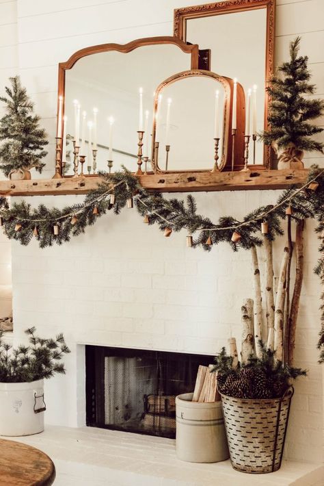 Cottage Christmas Living Room, Cozy Cottage Christmas, Elegant Mantel, Cozy Christmas Living Room, Boho Christmas Decor, Christmas Living Room, Christmas Tablescape, Cottage Christmas, Vintage Details