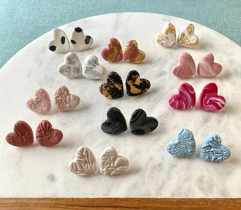 Clay Hearts, Craft Clay, Jewelry Clay, Clay Heart, Polymer Clay Flower Jewelry, Diy Earrings Polymer Clay, Handmade Clay Jewelry, Metallic Design, التصميم الخارجي للمنزل