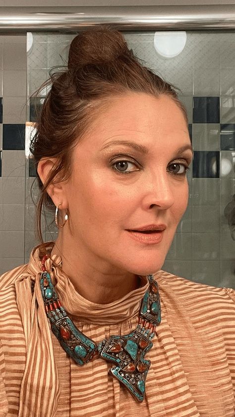 Drew Barrymore Uses This $10 Hair Dye to Keep Her Color Fresh Drew Barrymore Hair Color, Drew Barrymore Hair, Drew Barrymore Style, Hair Color Formulas, Heavy Makeup, Highlights And Lowlights, Chris Paul, Drew Barrymore, Beauty Must Haves