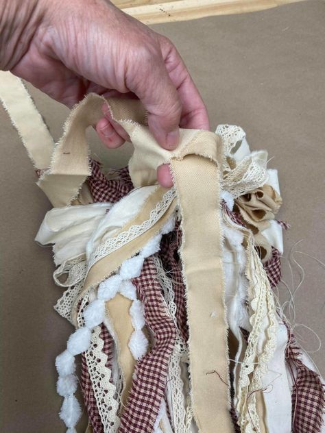 DIY Primitive Rag Bow - The Shabby Tree Bow Making Tutorials, Tassels Tutorials, Bow Maker, Homemade Bows, The Shabby Tree, Rag Garland, Shabby Tree, Bows Diy Ribbon, Bows Diy