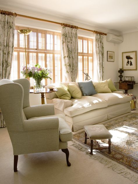 English Living Room Decor, Khaki Living Room, English Style Living Room, Cortinas Country, London Living Room, English Living Room, Cottage Interiors, Traditional Living, Living Room Green