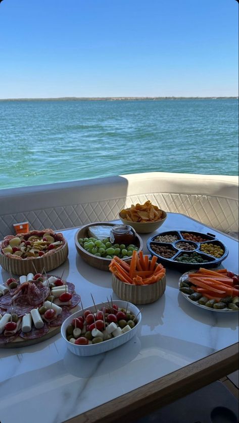 Bff Vacation, Boat Photos, Yatch Boat, Healthy And Unhealthy Food, Vacation Meals, Big Table, Beach Meals, Summer Cooking, Boat Food