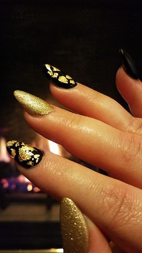 Gold and black nail design Black Nail Design, Gold Flake, Nail Art Designs Videos, Black Nail Designs, Black Nail, Gold Flakes, Gold Nails, Black Nails, Nail Design