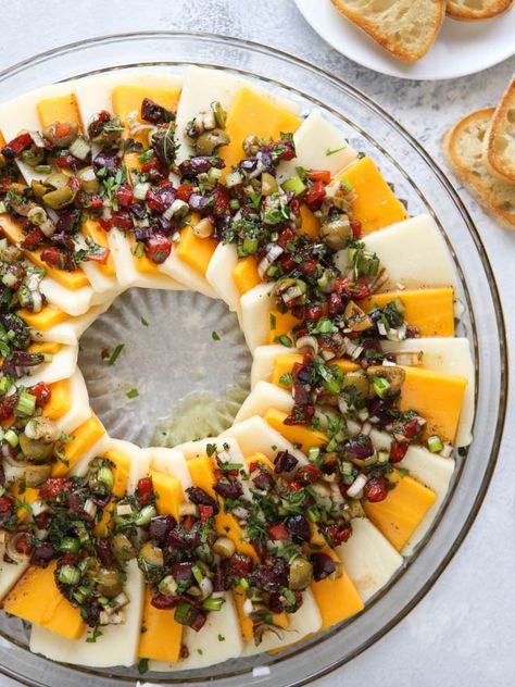 Cheese Wreath, Marinated Cheese, Completely Delicious, Cheese And Crackers, Avocado Dressing, Queso Feta, Holiday Appetizers, Snacks Für Party, Christmas Appetizers