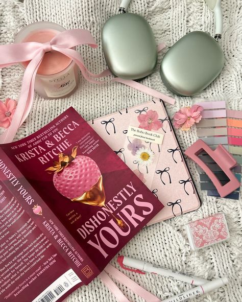 book review🍓💖🫶🌸 You’ve asked for more reviews so I am here to talk about Dishonestly Yours by @kbmritchie! I read this the other day, and BESTIES, this is one you need to add to your TBRs. I cannot express how much I love a new fresh series. My gals @thebff.bookclub have been raving about this book so I knew I needed to read but 15% into the audio I texted them like UMM OKAY I’m here for this. Many of you loved the addicted series & I also loved it but before you jump into this don’t expect... The Addicted Series, Krista And Becca Ritchie, Bookstagram Inspiration, The Gifted, Book Instagram, Addicted Series, Book Flowers, Book Recs, Book Annotation