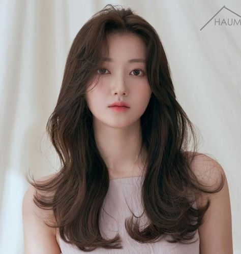 Korean Wavy Hair, Korean Perm, Wavy Hairstyles Medium, Bangs For Round Face, Face Framing Bangs, Summer Haircuts, Bangs With Medium Hair, Haircut Inspiration, Round Face Haircuts