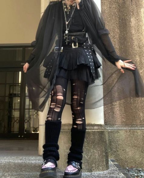 Alternative Autumn Outfits, Cold Weather Alt Outfits, Alt Winter Outfits Cold Weather, Winter Goth Outfits Cold Weather, Emo Winter Outfits, Gothic Winter Outfit, Alternative Winter Outfits, Fake Confidence, Winter Goth Outfits