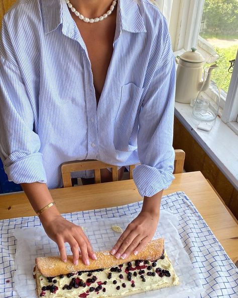 67.6k Likes, 264 Comments - MATILDA DJERF (@matildadjerf) on Instagram: “always baking” Costal Grandmother Aesthic, Grandmother Aesthetic, Grandma Aesthetic, Coastal Granddaughter, Matilda Djerf, Coastal Life, Coastal Grandma, Coastal Chic, Mamma Mia