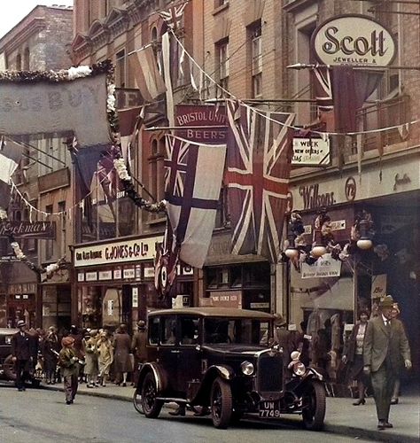 Castle Street 1930s. 1930s Britain, 1930s Pictures, Lavender Marriage, 1930 Aesthetic, 1940s England, Bristol Architecture, 1930s Aesthetic, 1930s London, Aston Birmingham