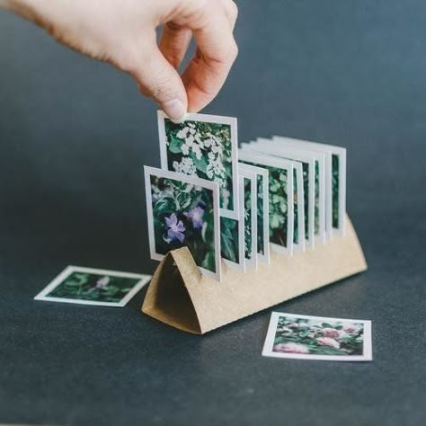 Diy Card Holder Display, Card Display Diy, Diy Paper Holder, Photo Print Ideas, Art Display Ideas, Painting Packaging, Photo Display Ideas, Art Fair Booth, معرض فني