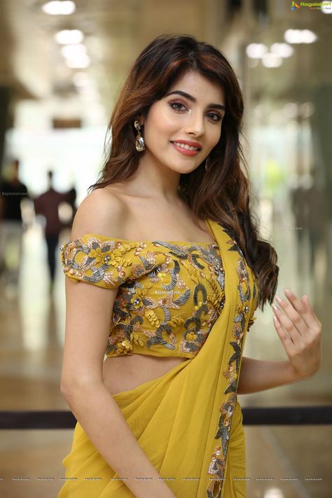 Aditi Hundia, Shubhman Gill, Fashion Exhibition, Indian Models, Hd Photos, Indian Dresses, Off Shoulder Blouse, Floral Tops, High Waisted Skirt