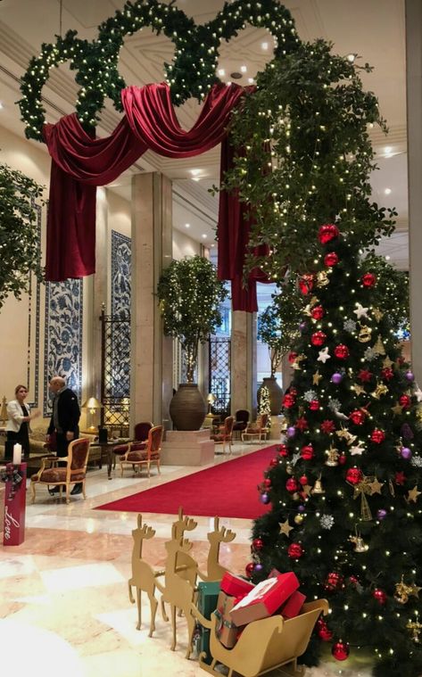 Christmas Decor For Bar Area, Elegant Christmas Living Room, Hotel Room Christmas Decor, Christmas Hotel Decorations, Christmas Decor Hotel, Hotel Christmas Decorations Lobbies, Christmas Decorations Hotel, Mansion Christmas Decor, Sitting Area Decor