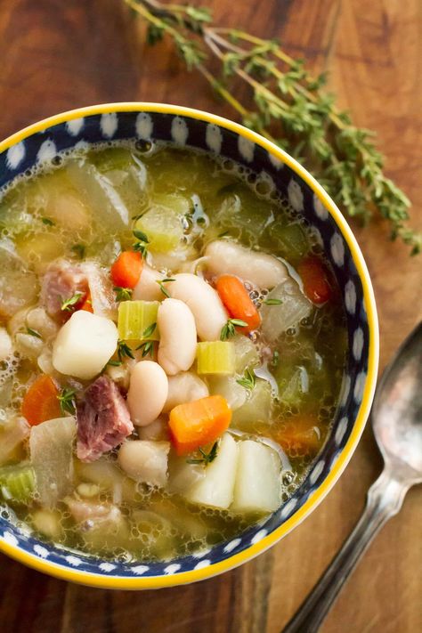 This hearty ham and bean soup recipe is the perfect way to use up leftover ham… SO delicious on a cold day! Ham Hock Soup, Ham Hocks And Beans, Ham And Bean, Navy Bean Soup, Tuscan Bean Soup, Ham And Potato Soup, Bean Soup Recipe, Ham Bone, Ham Soup