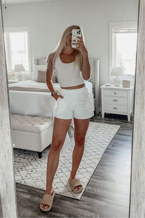 Summer Sporting Event Outfit, Women’s Summer Athletic Outfits, Sporty Summer Shorts For Vacation, Casual Vacation Leisure Shorts, Casual Sports Shorts For Vacation, Sporty Beach Sets For Summer, Cute Comfy Outfits Lazy Days, Sports Mom Outfit Summer, Florida Fits