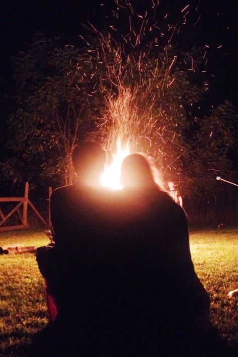 Couple Campfire Cuddle Campfire Couple Aesthetic, Couple Bonfire Aesthetic, Bonfire Aesthetic Couple, Couple Backpackers, Couple Campfire, Campfire Couple, Vision Photos, Camping Ideas For Couples, Couples Camping