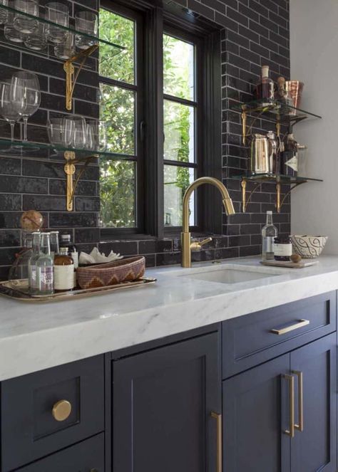 Mediterranean style home in Texas with clean-lined interior finishes White Subway Tile Kitchen, Black Kitchen Design, Faucets Kitchen, Navy Kitchen, Backsplash Designs, Gold Kitchen, Gorgeous Kitchens, Grey Kitchens, Kitchen Tiles Backsplash