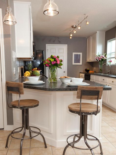 Get inspired by this gorgeous contemporary kitchen with a breakfast bar and industrial-style bar stools at HGTV.com. Bars Design, Breakfast Bar Chairs, Breakfast Bar Lighting, Kitchen Peninsula, Galley Kitchens, Breakfast Bar Kitchen, Bar Designs, Property Brothers, Kitchen Corner