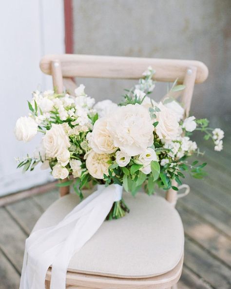 White and green wedding bouquet Elegant Wedding Bouquets, Green Wedding Bouquet, Green Bouquet, White Bridal Bouquet, White Wedding Bouquets, Wedding Flower Inspiration, White Wedding Flowers, Spring Bouquet, White Bouquet