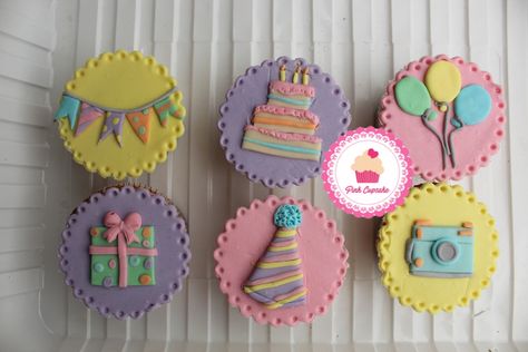 Happy birthday cupcake Happy Birthday Cupcakes Ideas, Happy Birthday Cupcake, Happy Birthday Theme, Happy Birthday Cupcakes, Cupcakes Decorados, Cake Inspo, Birthday Cupcake, Mini Donuts, Themed Cupcakes