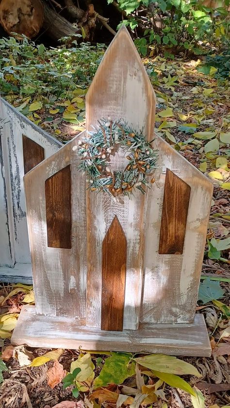 Wood Churches Ideas, Wooden Churches Diy, Wooden Diy Christmas Decor, Wood Church Craft, Spring Craft Show Ideas, Wooden Church Diy, Wood Churches Diy, Porch Crafts, Barn Board Crafts