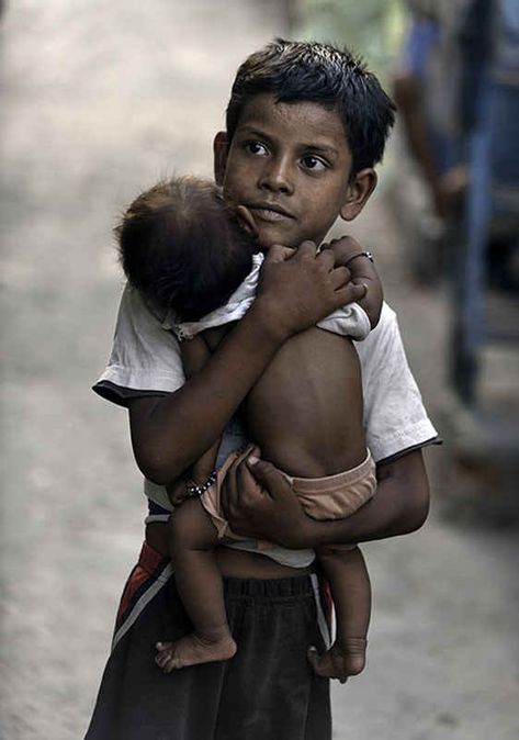 These pictures come from Living on a Dollar a Day: The Lives and Faces of the World's Poor . In His Arms, Poor Children, People Of The World, 인물 사진, Little People, People Around The World, Belle Photo, Beautiful People, Persona