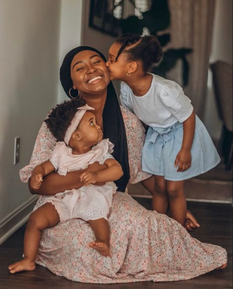 Vintage Black Family Photos, Mommy And Daughter Photo Shoot, Black Family, Black Motherhood, Mother Daughter Fashion, Mother Daughter Outfits, Moms Goals, Family Photoshoot Outfits, Mommy Goals