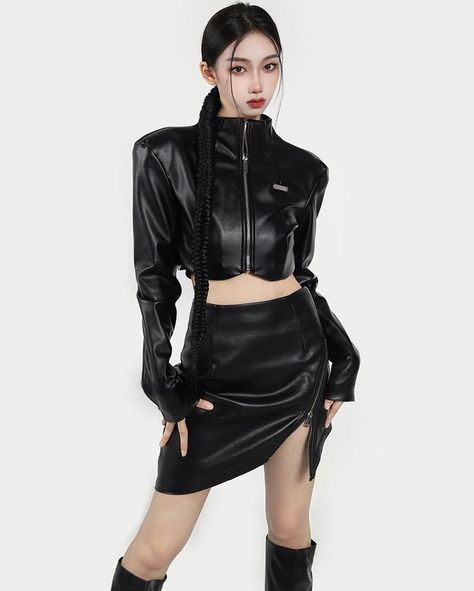 Turtleneck Jacket, Black Leather Outfit, Skirt Matching Set, 90's Aesthetic, Dance Style Outfits, Y2k Makeup, Concert Fit, Cropped Turtleneck, Metallic Leggings