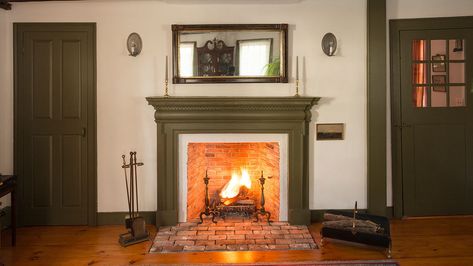 Dutch Colonial Fireplace, Old Colonial Homes Interior, Dutch Colonial Living Room, Colonial House Interior Design Living Room, American Colonial Living Room, Colonial Farmhouse Interior, New England Colonial Interior, Colonial Living Room Ideas, Dutch Colonial Homes Interior