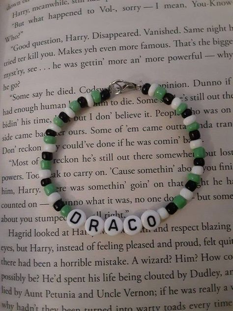 Harry Potter Bracelet, Harry Potter Items, Draco Malfoy Aesthetic, Buku Harry Potter, Harry Potter Jewelry, Draco Harry Potter, Harry Potter Draco Malfoy, Slytherin Aesthetic, Harry Potter Crafts